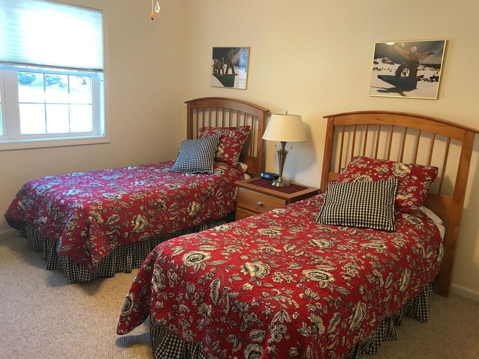 Twin beds in the large guest bedroom - or use the kit to make them into a king