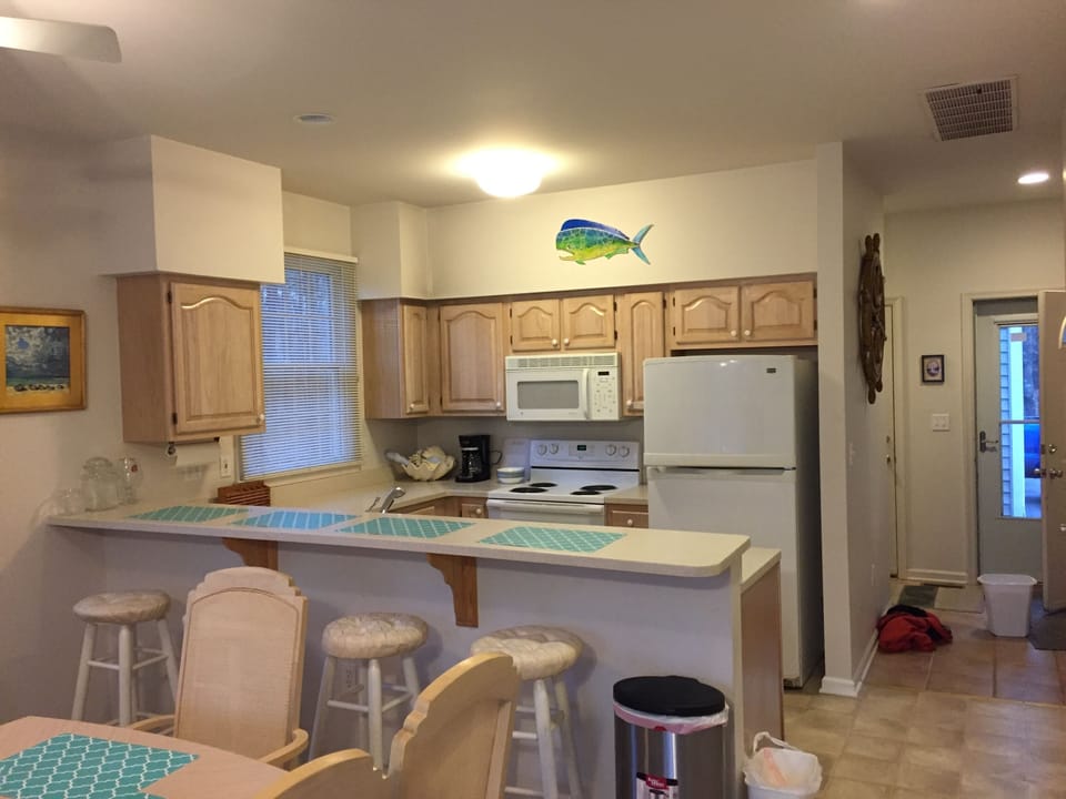 Kitchen and breakfast bar
