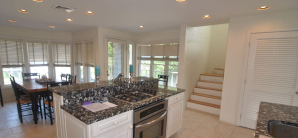 Open Kitchen & Counter Area overlooks living rm w/ Eat in Kitchen 6-8 people