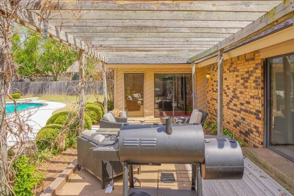 Back Patio w/Gas or Charcoal Grill.