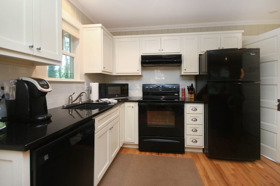 Dishwasher, disposal, microwave, full refrigerator with icemaker, oven/range