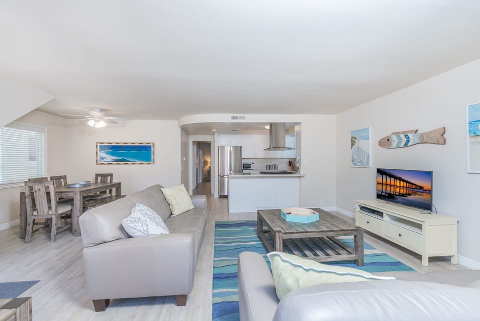 Light and bright motif enhances the open floor plan - living, dining and kitchen areas - while nicely accommodating a maximum of 8 guests.
                