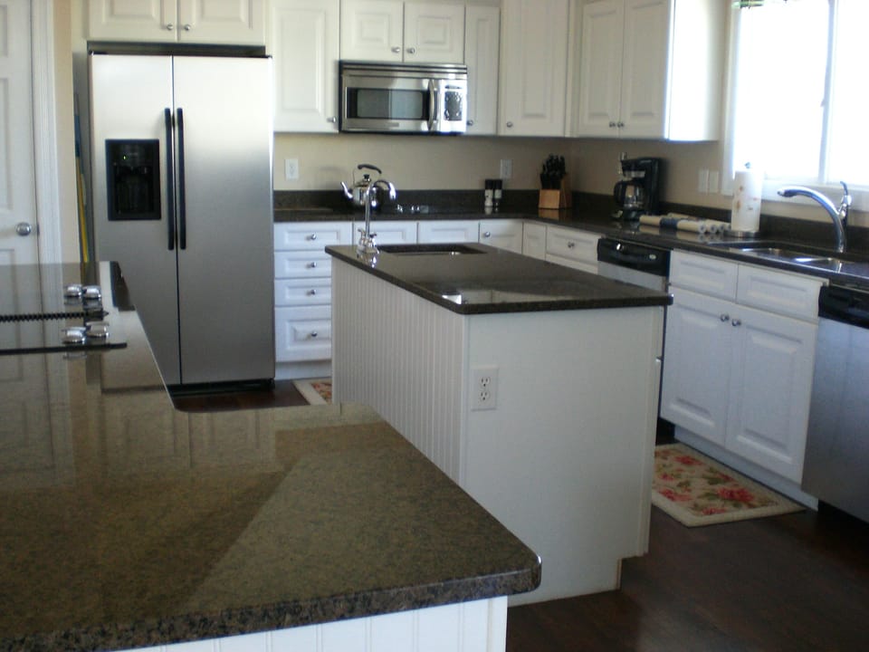 Double cooktops, ovens and sinks make food prep a breeze!