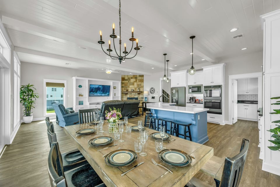 Dining area with a view - perfect for family meals or gatherings!