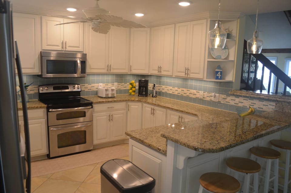 Kitchen with granite countertops & 
4 stools for additional seating