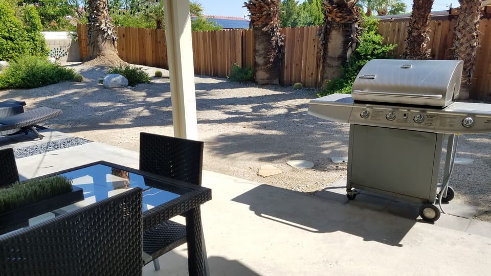 Outdoor dining/BBQ