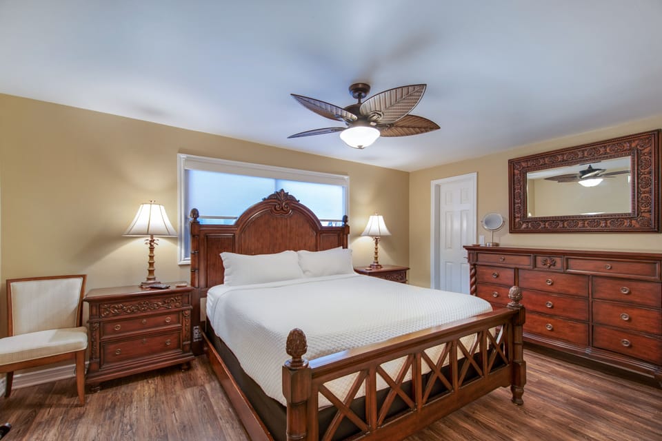 Upper Level California King Bedroom
STR14-0064