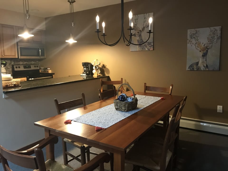 Dining Room with 6 chairs - access to balcony