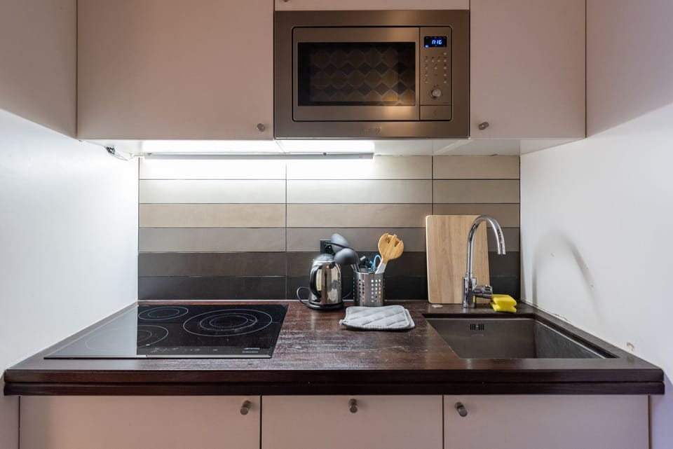 Apt. COSY1 - Latin Quarter - Paris - Closer look at the open equipped kitchen