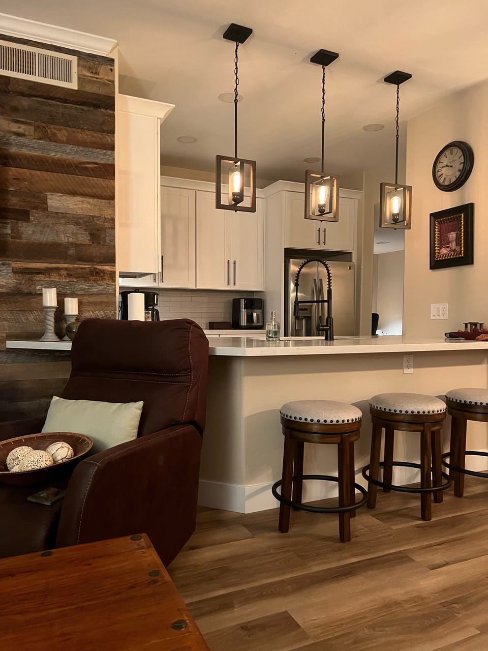 Breakfast bar and kitchen