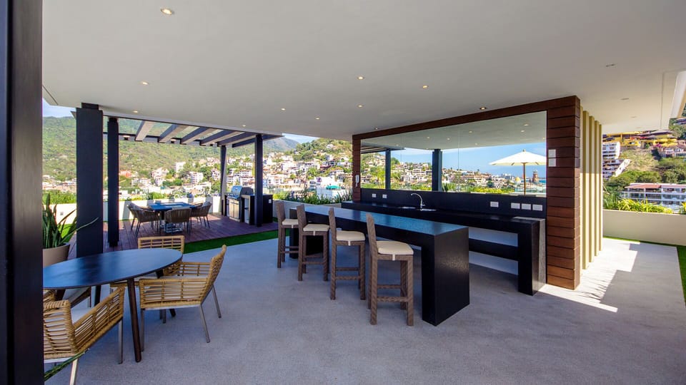 Bar area and more tables for lunch by the pool