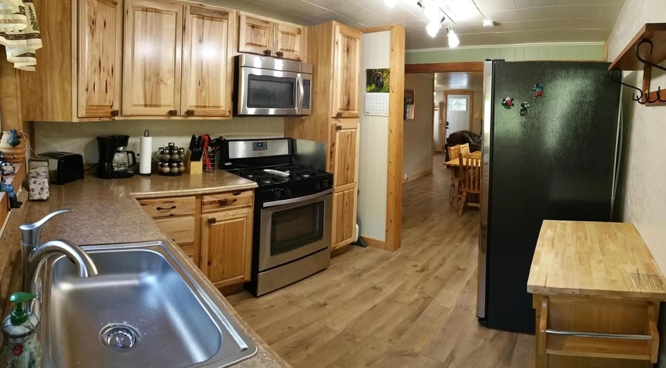 Kitchen with Gas stove/oven, dishwasher and refrigerator.
