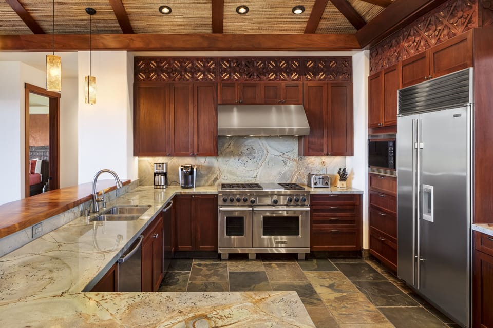 FULLY EQUIPPED CHEF'S KITCHEN 