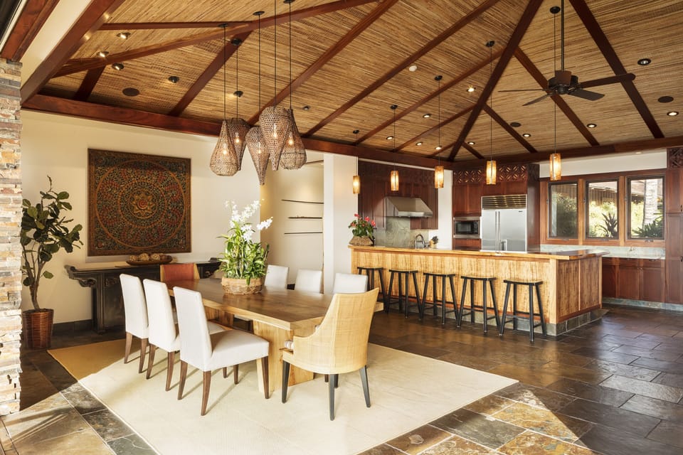 LARGE DINING ROOM WITH SEATING FOR 8 ~ PERFECT FOR ENTERTAINING