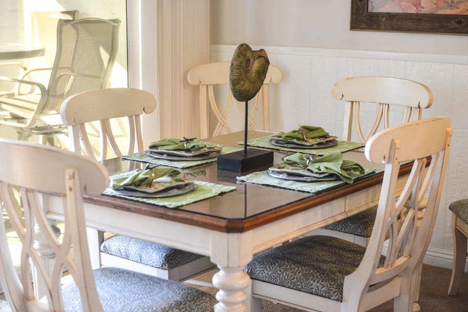 Seating for 4 or 6