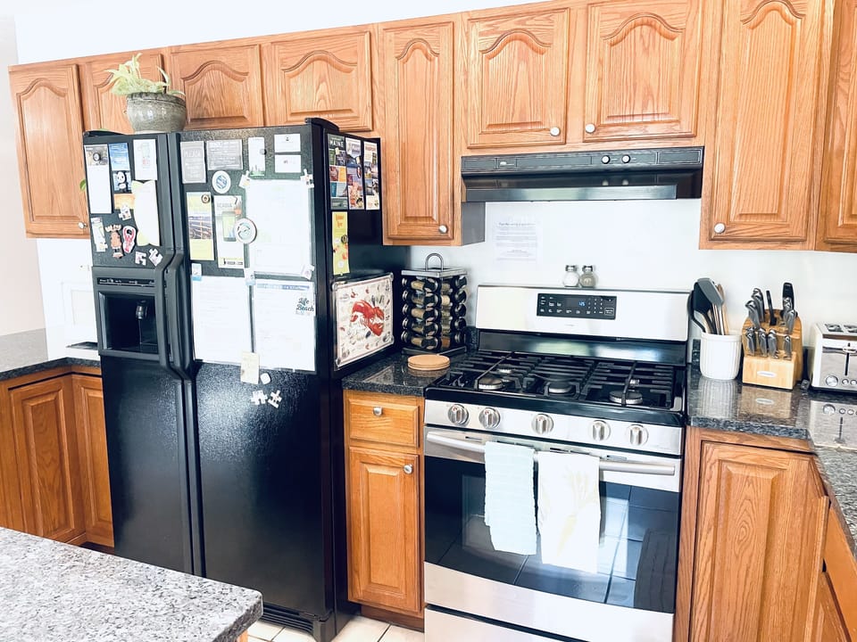 Full fridge with ice machine & water dispenser, gas range & oven