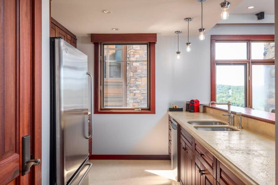 ALTITUDE 166-8 / LUXURY condo with UNREAL views