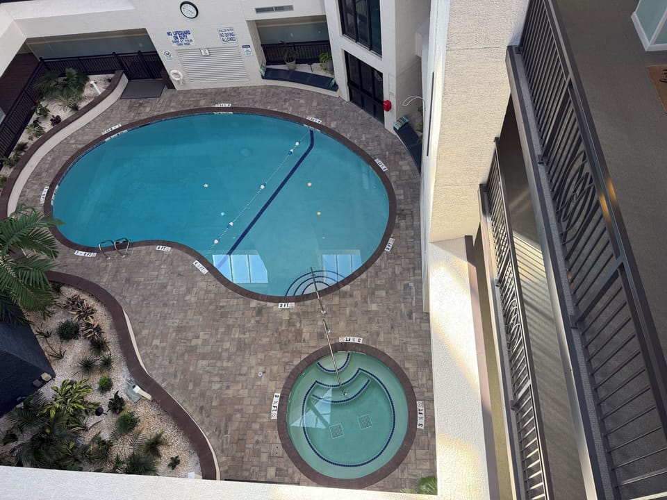 Indoor pool and jacuzzi 