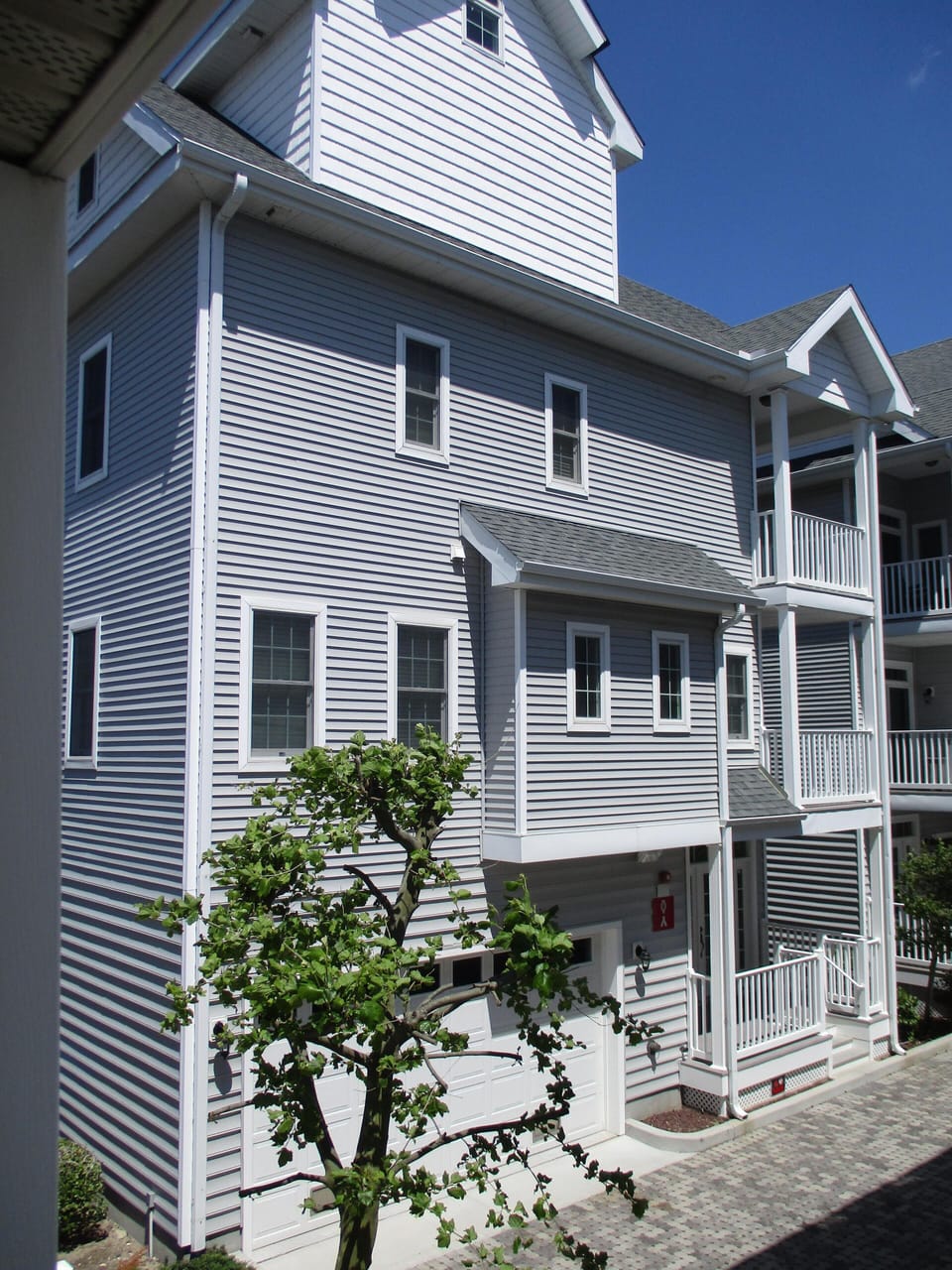 Large 1st St Hse - 3 Huge Bedrms/ 3.5 baths - 2 Car Garage 1 Blk to Brdwlk/Ocean