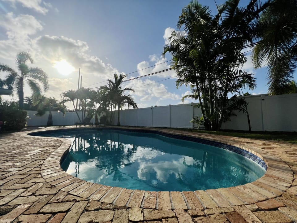 Beautiful vacation Oasis in a quiet, private neighborhood. 