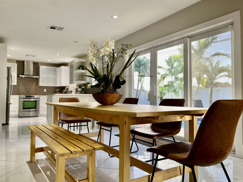 Spacious dinning room for entertaining family and friends. Also, great workspace