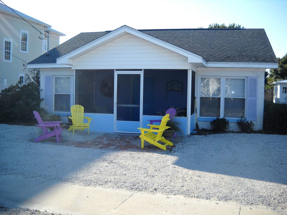 QUIET COMPFORTABLE COTTAGE WITH SCREENED IN PORCH