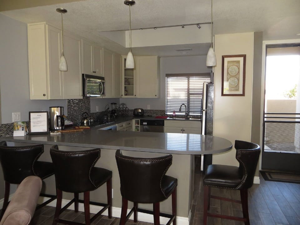 Full Kitchen with bar