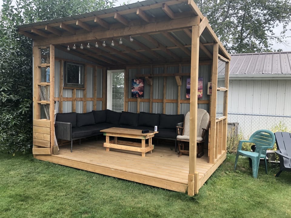 Outdoor shelter for shade\rain