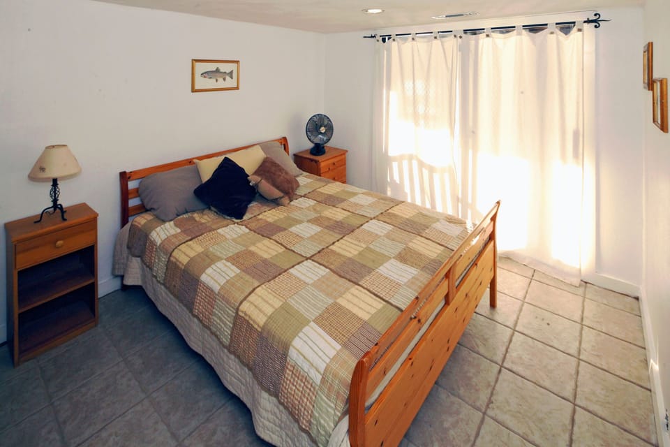 2nd Downstairs bedroom w/ sliding doors to lower deck & lakefront view; Q+2 XLTw