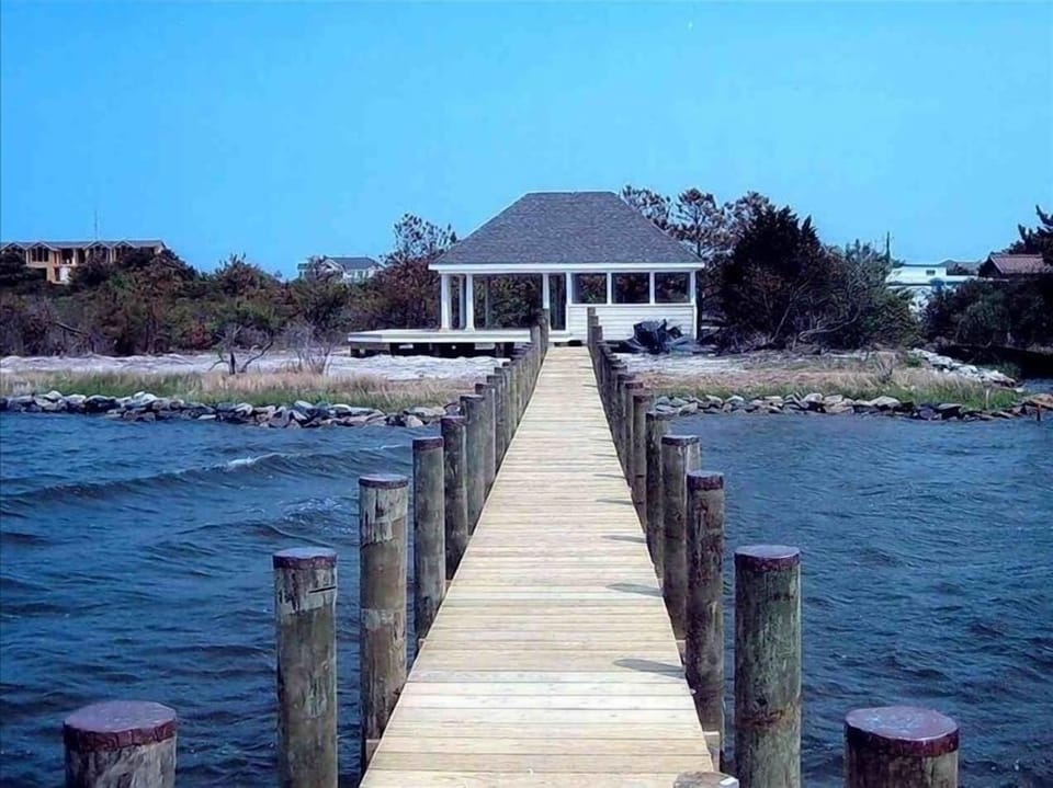 Private bayfront cabana, beach and crabbing pier
