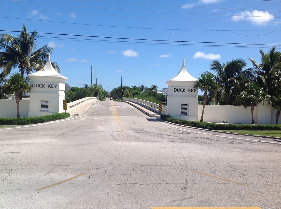 Entrance to the island of Duck Key from the overseas highway. mm.61
