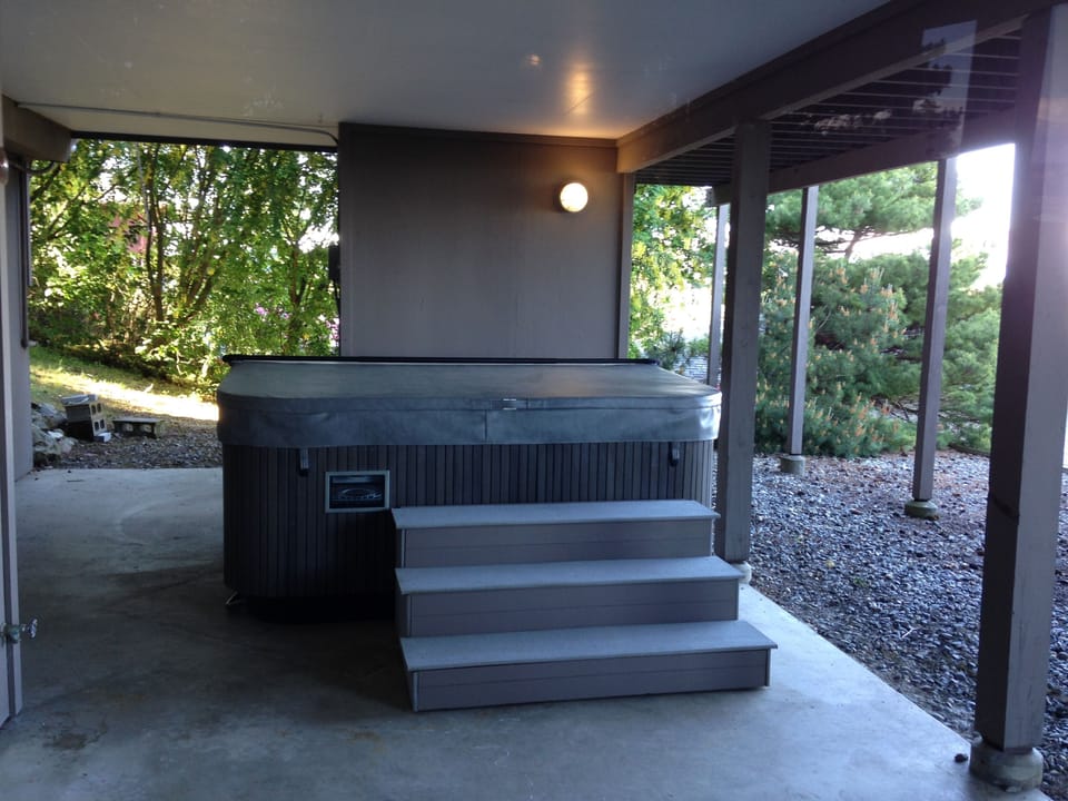Huge 480 gallon Jacuzzi holds 6 comfortably, including 1 in lounge seat. 