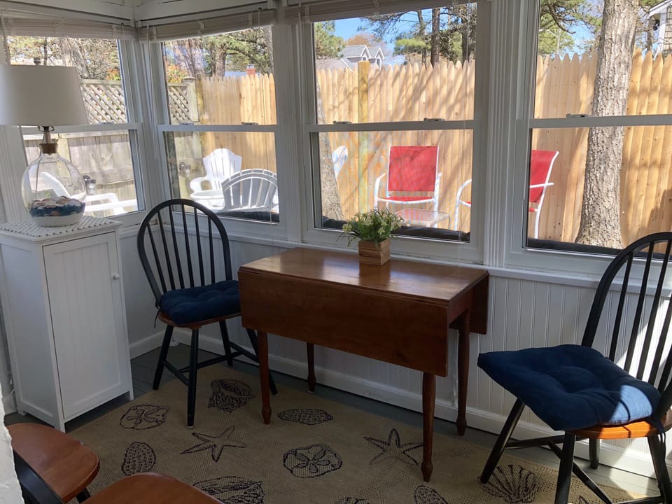 Eating area for four
