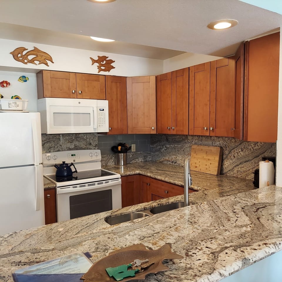 Very Spacious kitchen that is nicely renovated