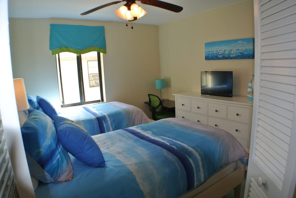 Unit A Twin bedroom with TV and computer or coloring desk
