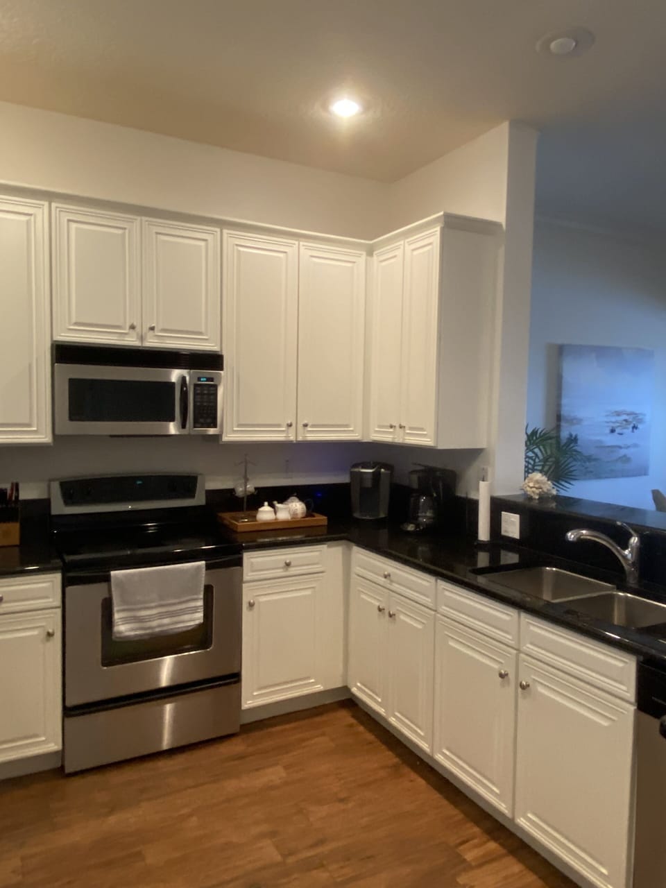 Fully stocked kitchen, incl. Keurig and traditional coffee maker