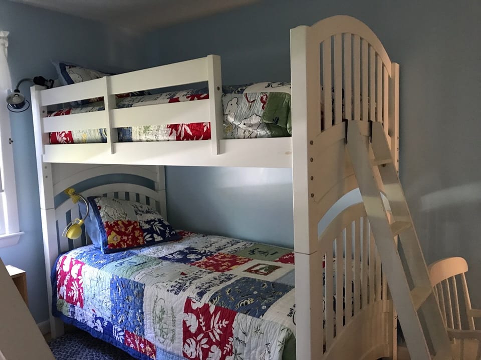 Bedroom with 2 sets of twins