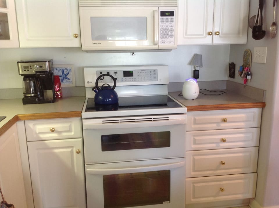 Glass top range hosts double ovens