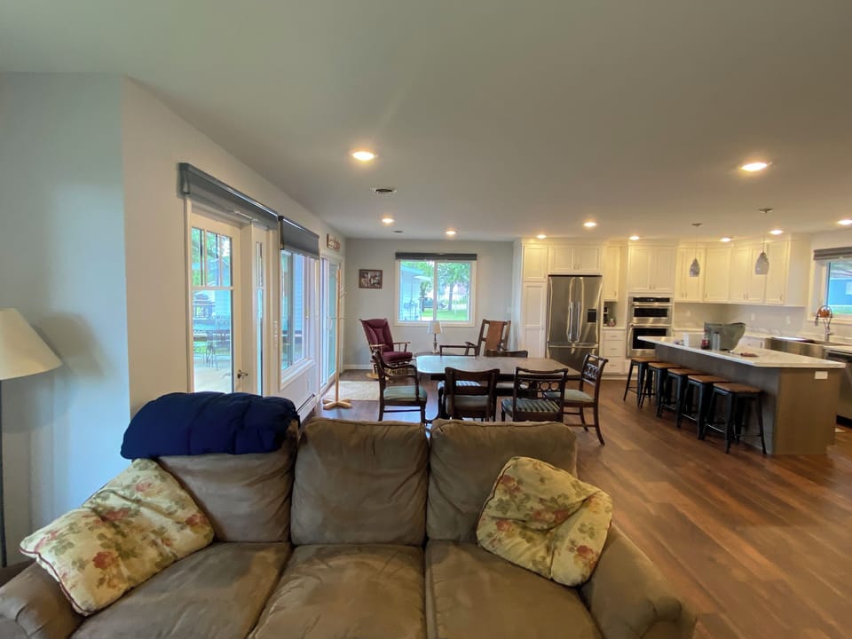 Another picture of lakeside living area