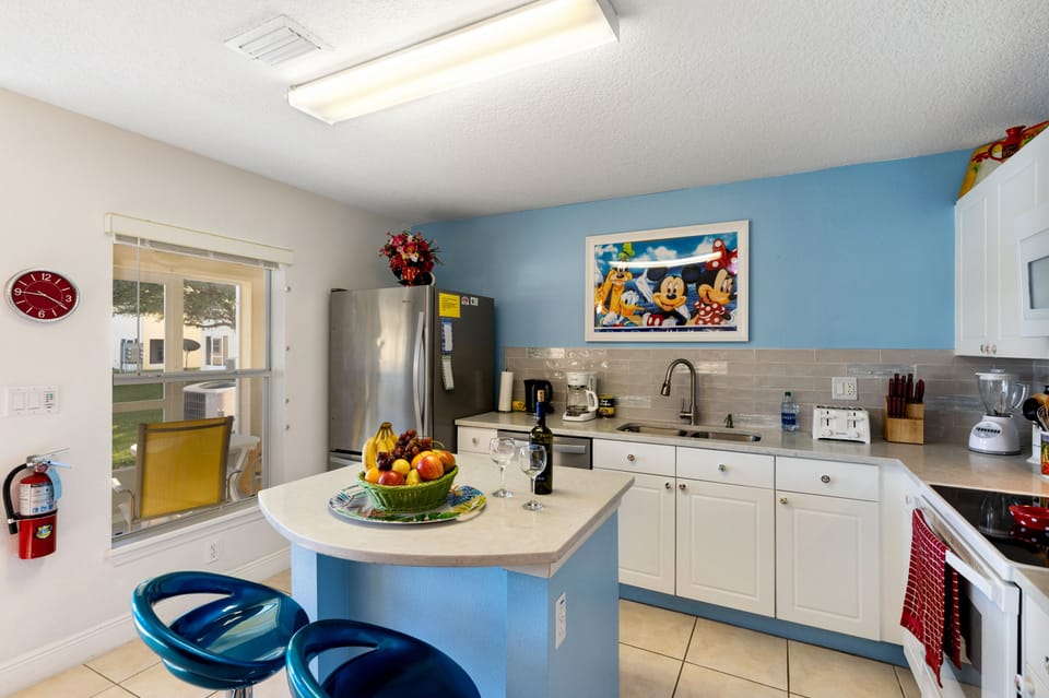 LARGE KITCHEN AREA WITH A LAKE VIEW...
& KITCHEN ISLAND