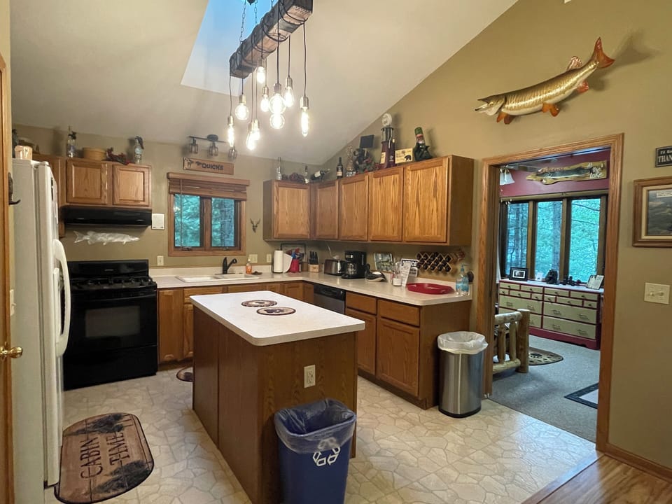 Fully equipped kitchen - microwave, dishwasher, stove, ice maker, coffee maker.