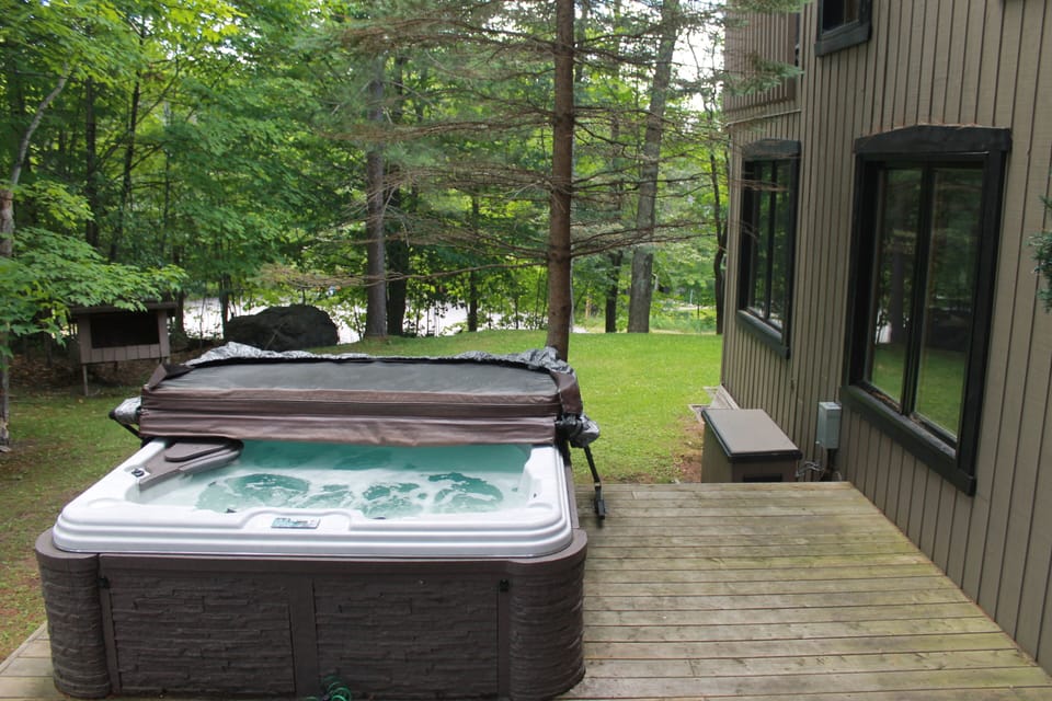 Private 6 person outdoor Hot-Tub