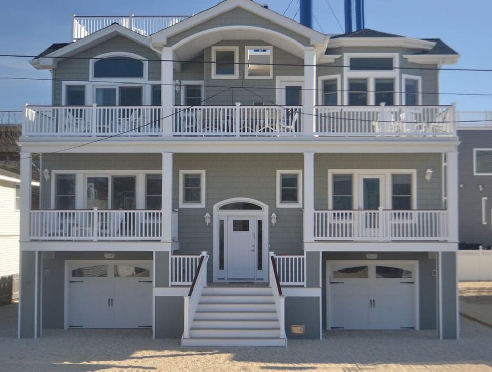 Gracious 6 Bedroom 4 1/2 Bath House On Wide Lot One Block From Ocean Beach 