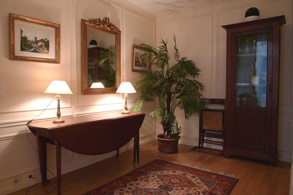 Saint Germain – Dining room offers wide space when table is folded
