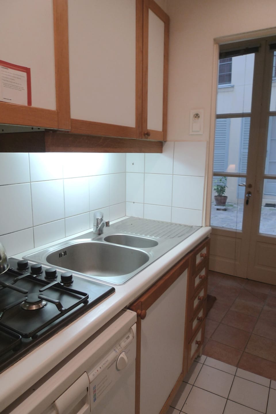 Saint Germain – Kitchen sink, stove and closets, view on courtyard