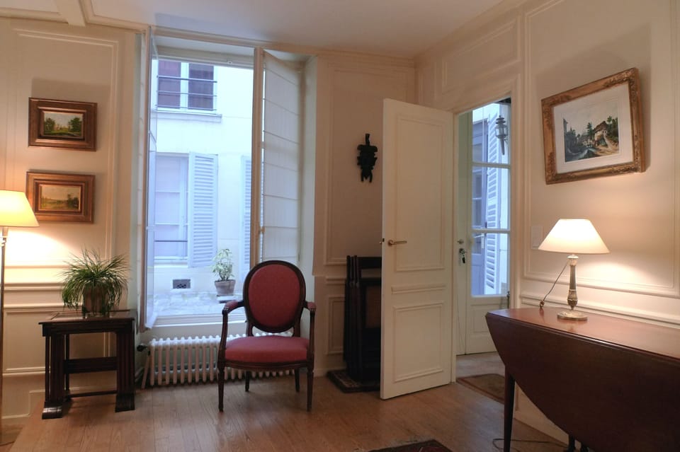 Saint Germain - Living room with big windows and ample lighting