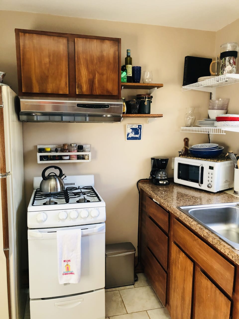 Cute kitchen, gas stove everything you need is here