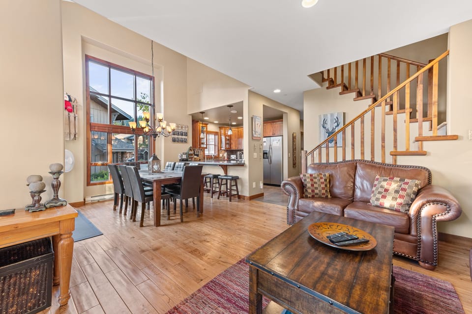 Vaulted ceiling over the dining area, bright with beautiful mountain views