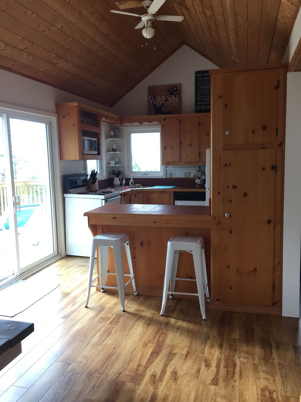 Open concept kitchen & dining area