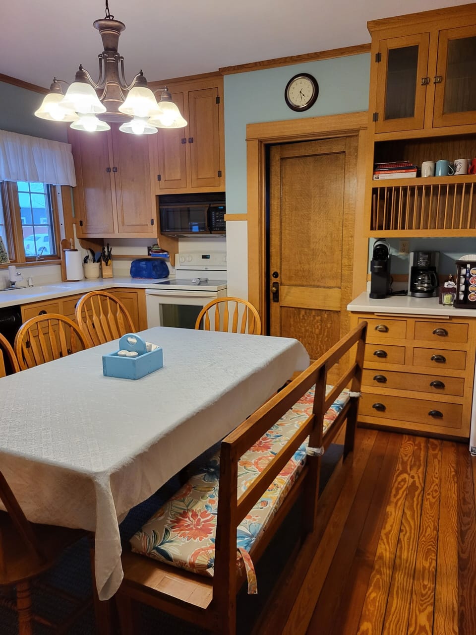 Large kitchen.  Enough seating for up to 12 people.  2 types of coffee makers.